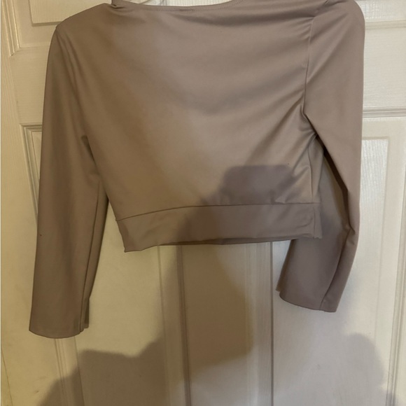 Victoria Secret Athletic Crop Top Long Sleeve Size XS 
EUC - Picture 6 of 7